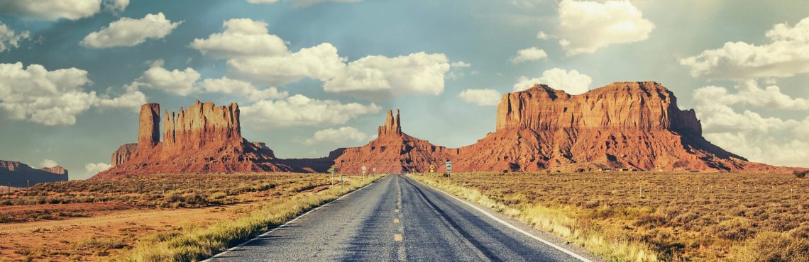 Long road to Monument Valley, USA